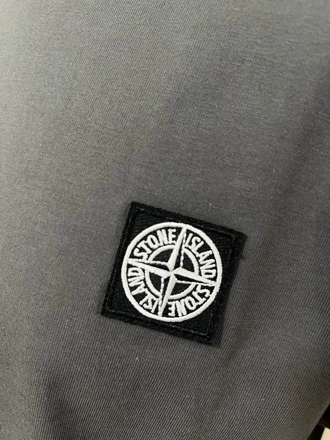 P140 STONE ISLAND top version, differentiated currency, 2025ss official website synchronization, embroidered small label LOGO short-sleeved T-shirt, 64 counts, high density 240g double yarn pure cotton, imported machine embroidered small label, embroidered letters are clean and neat, supports NFC scanning code to enter GW, YB ready-to-wear fabric collar hemming, shoulder bone and tight thread It will not deform after being worn for a long time. It has been washed with high temperature for 4 times. It does not fade, shrink or pill. It is comfortable and stretchable. It is a must-have wardrobe item. Same style for men and women. Five colors: lilac gray, dark gray, white, black, copper brown. Size: XS-L. Maximum L can wear 200 pounds.